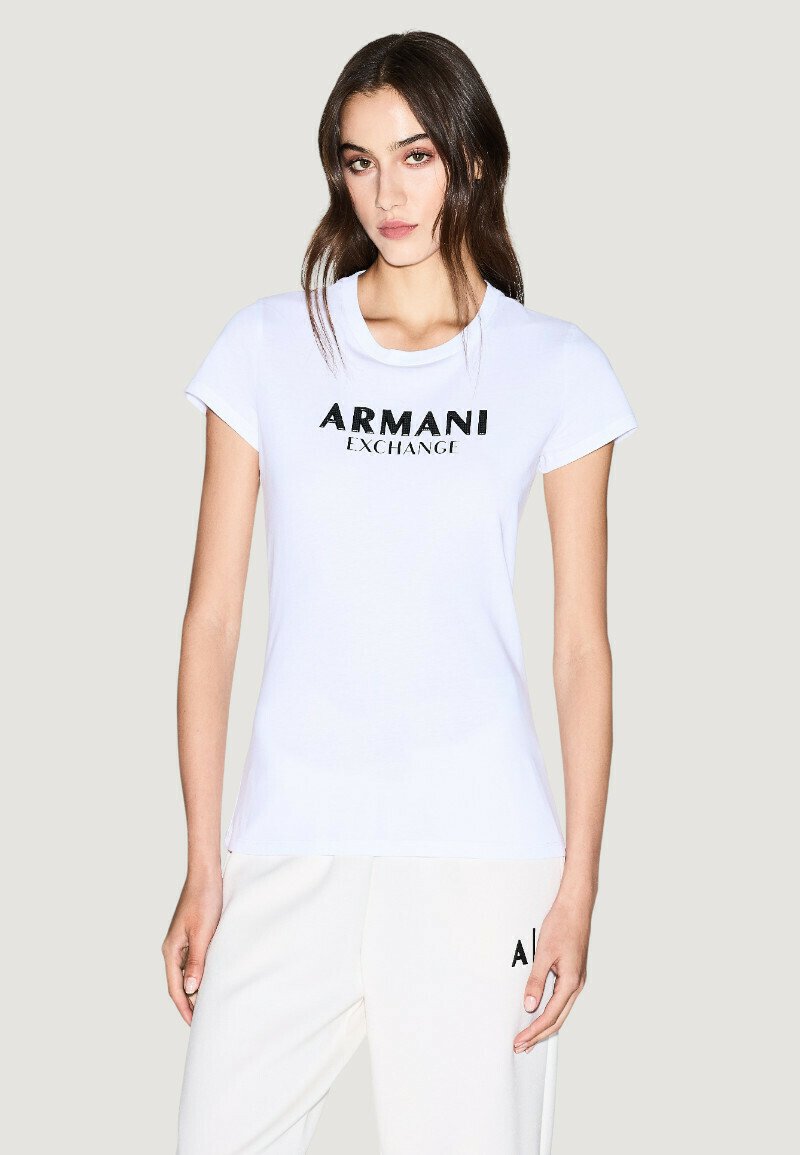 Camiseta de algodón blanca con mangas cortas, que presenta un logo negro de "ARMANI EXCHANGE" en el pecho. Diseño ajustado y cuello redondo.