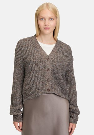 Cardigan marron côtelé avec un col en V, fermeture par boutons et design cropped. Le tissu présente des variations texturées et un aspect doux.