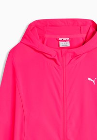 Φουξ ροζ μπουφάν Puma με φερμουάρ και κουκούλα, πλήρες φερμουάρ μπροστά και λευκό λογότυπο Puma στο δεξί στήθος.