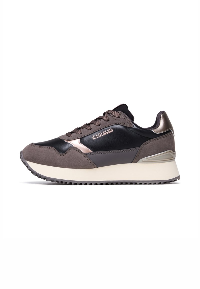 Sneaker sportivo con un mix di pelle nera liscia e suede grigio. Presenta dettagli metallici, una suola intermedia spessa color crema e una suola testurizzata.