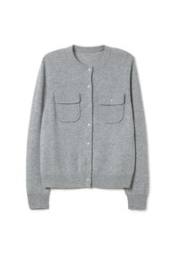 Cardigan en laine grise avec un col rond, fermeture à boutons sur le devant et deux poches poitrine. Présente des manches et un ourlet côtelés avec une texture douce.