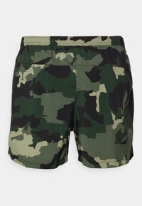 Zelené maskáčové šortky s pohodlným elastickým pasem, které mají různorodé odstíny zelené a černé v dynamickém vzoru.