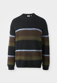 Sort sweater med struktureret stof, der har horisontale striber i brun, grøn og lyseblå. Rund hals og ribbede manchetter.