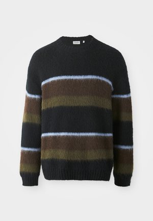 Sweater preto com tecido texturizado, apresentando riscas horizontais em castanho, verde e azul claro. Decote redondo e punhos canelados.