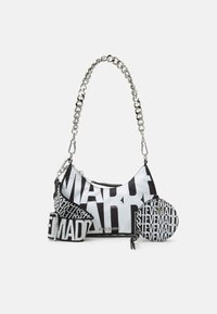 Sac à main Steve Madden noir et blanc avec texte en gras, anses en chaîne, bandoulière large amovible et porte-monnaie rond avec motif de logo répété.
