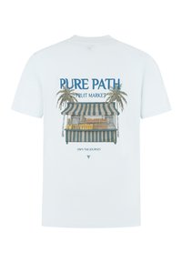 Lichtblauw katoen T-shirt met een grafisch ontwerp van een fruitmarktkraam met palmbomen en de tekst "PURE PATH FRUIT MARKET." Korte mouwen.