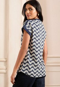 Love & Roses REGULAR FIT - Apdrukāts T-krekls - navy and white petal wave print