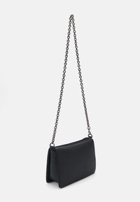 Černá kabelka přes rameno obdélníkového tvaru, vyrobená z hladkého syntetického materiálu, s řetízkovým popruhem a zapínáním na zip.