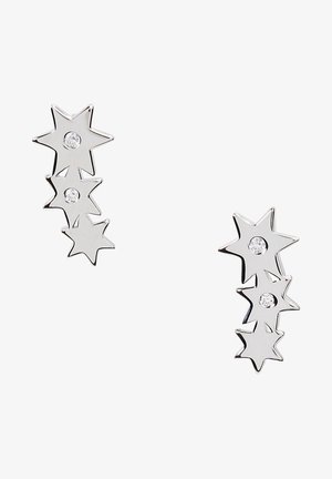 Boucles d'oreilles en argent en forme de trois étoiles à cinq branches empilées, chaque étoile ornée d'une petite pierre précieuse ronde claire au centre.