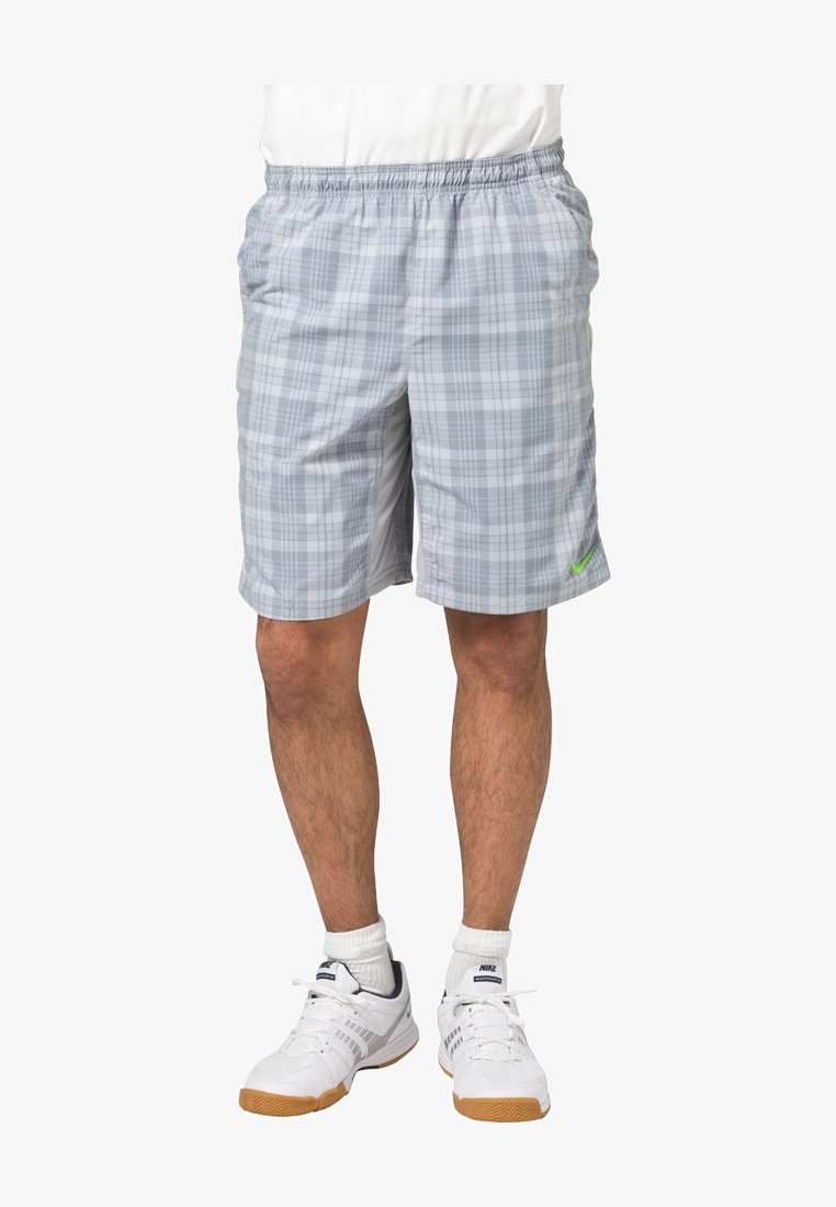 Shorts gris à carreaux avec taille élastique, poches latérales et un petit logo vert en accent. Fabriqués en matériau léger et respirant.