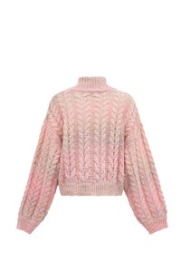 Maglione rosa lavorato a maglia con collo alto, caratterizzato da un design a treccia testurizzata e maniche a palloncino, che fonde tonalità di rosa chiare e scure.