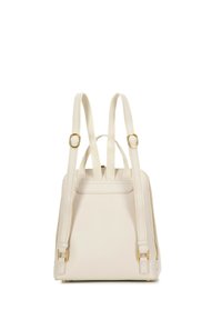 Sac à dos en cuir beige avec deux bretelles ajustables, une fermeture éclair, des accessoires en ton doré et une finition texturée. Design simple et lignes épurées.