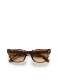 Rjavo obarvana sončna očala z pravokotno obliko, prozornimi rjavimi okvirji in subtilnim sijajnim zaključkom. Ima srebrne poudarke na straneh.