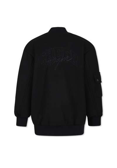 Zwarte sweatshirt met een gestructureerd "CHEER" logo op de rug, geribbelde mouwen en zoom, en een zijzak op de mouw.