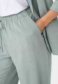 ONLY ONLSIESTA GERADE GESCHNITTEN - Trousers - abyss