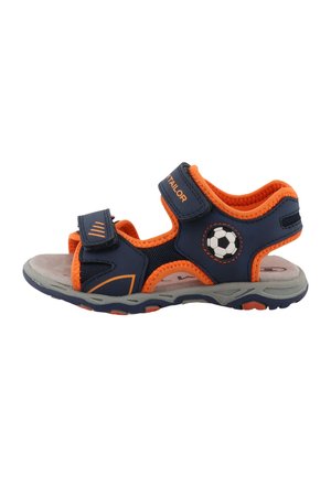 Barnesandaler med marineblå mesh-overdel med oransje detaljer, justerbare stropper og et fotballdesign på siden. Grå såle.