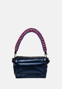 Sac à main bouffant bleu marine avec une poignée tressée en rose, bleu et noir. Présente une forme structurée et une texture lisse et brillante.