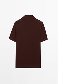Burgundy kortärmad polo skjorta med klassisk krage, slät textur och ribbad nederkant. Enkel design utan synlig märkning eller mönster.