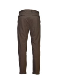 Bruine slim fit broek met een gladde textuur, voorzien van achterzakken met paspel en een taps toelopend ontwerp. Strakke lijnen en minimale details.