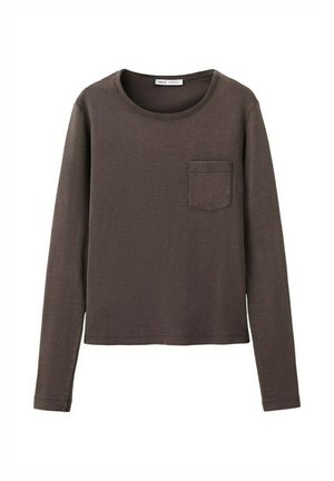 Rjava dolgimi rokavi pletena majica z okroglim izrezom in žepom na prsih, položena in razgrnjena na belem ozadju.