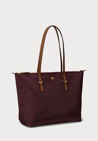 Burgundská taška cez rameno s koženými madlami v béžovej farbe, zlatými kovovými detailami a zipsovým uzatváraním. Vyrobená z odolnej tkaniny, s jednoduchým obdĺžnikovým tvarom.