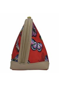 Driehoekige rode pouch met vlinderpatronen, beige accenten, gouden rits en een gestructureerd oppervlak. Compact ontwerp geschikt voor verschillende items.
