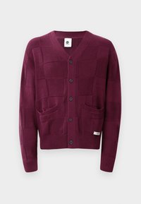 Cardigan lavorato a maglia color marrone scuro con scollo a V, bottoni frontali e due tasche a toppa sul davanti. Presenta quadrati testurizzati e polsini e orlo a coste.