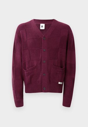 Burgunderfarbene Strickjacke mit V-Ausschnitt, vorderem Knopfverschluss und zwei aufgesetzten Taschen vorne. Sie verfügt über strukturierte Quadrate sowie gerippte Bündchen und Säume.