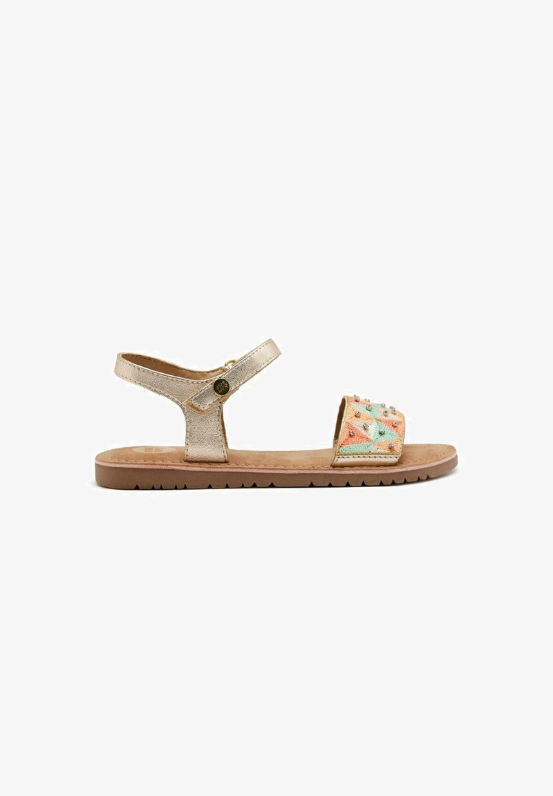 Sandal piatta con una cinturino metallico dorato, una fibbia regolabile e una parte superiore decorata in pesca con motivi triangolari e perline.