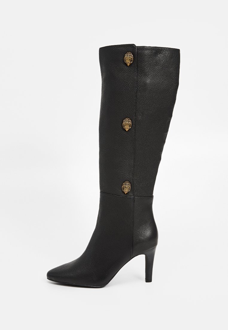 Czarne skórzane kozaki za kolano z ostrym noskiem i szpilką. Posiadają trzy dekoracyjne złote guziki po zewnętrznej stronie.