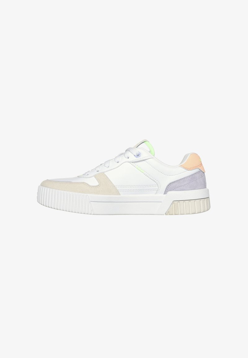 Weiße Sneaker mit beigen, lavendelfarbenen und pfirsichfarbenen Wildlederakzenten. Gummisohle mit strukturiertem Grip. Schnürsenkel und minimalistisches Design.