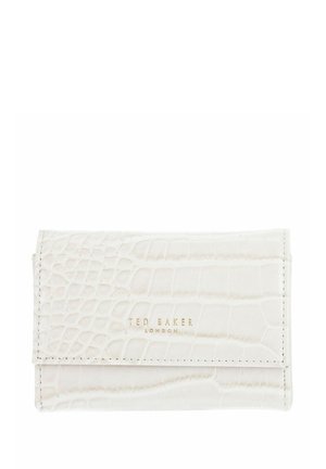 Portefeuille en cuir blanc à texture crocodile avec fermeture à rabat, logo doré Ted Baker London embossé centré sur le devant.
