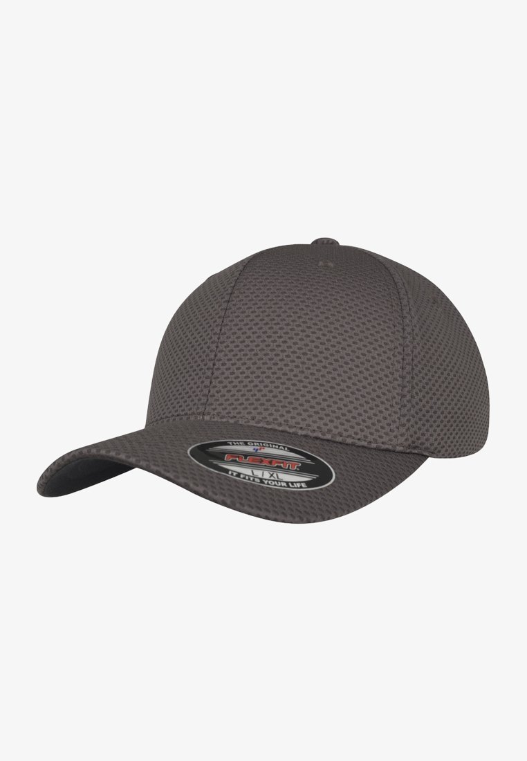 Grå baseballcaps i teksturert stoff, buet skygge, med en svart Flexfit-lapp på fronten. Inneholder ingen synlige mønstre eller aksenter.