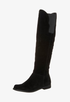 Bottes noires montantes jusqu'au genou en daim souple, avec une pointe légèrement effilée, un design épuré, et une semelle plate avec un petit talon.