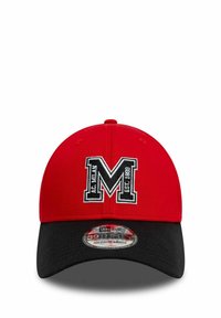 Rote Baseballmütze mit einem schwarzen Schirm, versehen mit einem gestickten "M"-Logo und dem weißen Text "A.C. Milan EST. 1899". Größe Medium/Large.
