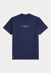 Μπλε Ναυτικό κοντομάνικο T-shirt με κείμενο "Polo Ralph Lauren New York" στο στήθος και μικρό λευκό λογότυπο Polo κοντά στο τελείωμα.