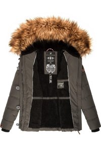 Veste isolante gris foncé avec une capuche en fausse fourrure. L'intérieur dispose d'une doublure en polaire noire et d'étiquettes de marque. Manches élastiques et coutures décoratives.