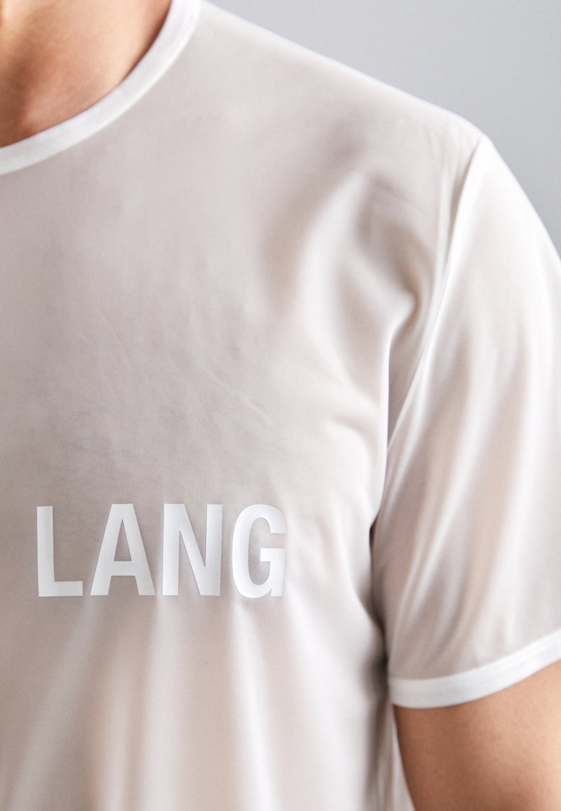 Weißes kurzärmliges T-Shirt aus leichtem, glattem Stoff mit einem auffälligen "LANG"-Druck in Weiß auf der linken Seite.