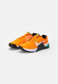 Nike Performance METCON 7 UNISEX - Sapatilha de treino - total orange/white-dark smoke grey-clear particle grey-black