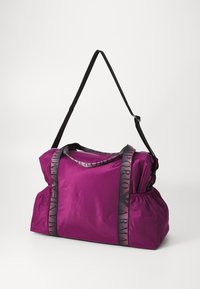 Lilla nylon totebag med svarte logo-stropper, som har en myk, rynket tekstur og en romslig design for enkel bæring.