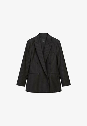 Zwarte pinstripe dubbelgeknoopte blazer met notch revers, twee voorkruiszakken en een gestructureerde pasvorm. De stof lijkt glad en heeft een textuur.
