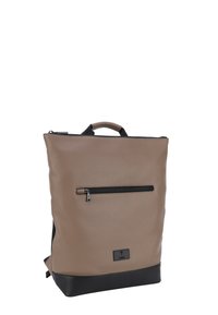 Mochila de cuero marrón con acabado texturizado, con un bolsillo frontal con cremallera, un asa en la parte superior y un fondo negro contrastante.
