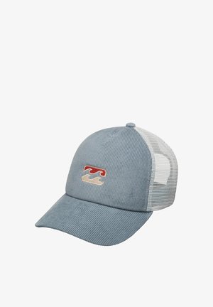 Jasnoniebieska czapka z daszkiem z sztruksu z białym tyłem z siateczki oraz czerwonobezowym falistym logo na przedniej części.