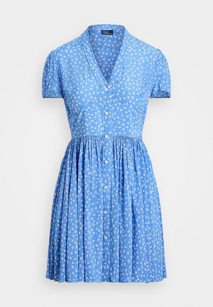 Vestido azul claro de manga corta con estampado floral blanco, cierre con botones delanteros, cuello en V y falda fruncida en la cintura.