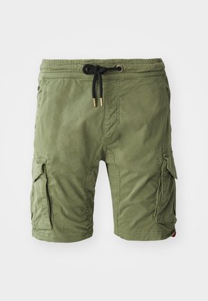 Calções cargo em algodão verde-azeitona com bolsos laterais, cintura com cordão e acessórios em dourado, e um acabamento macio e texturizado.