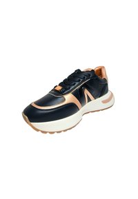 Sneaker neri e oro rosa con una finitura in pelle liscia. Presenta una suola bianca spessa e lacci neri, accentuati da un emblema dorato.