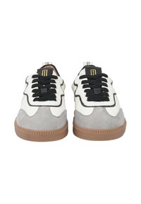 Sneakers con una toma in pelle bianca, dettagli in suede grigio, lacci neri e una suola in gomma marrone con un motivo a zigzag.