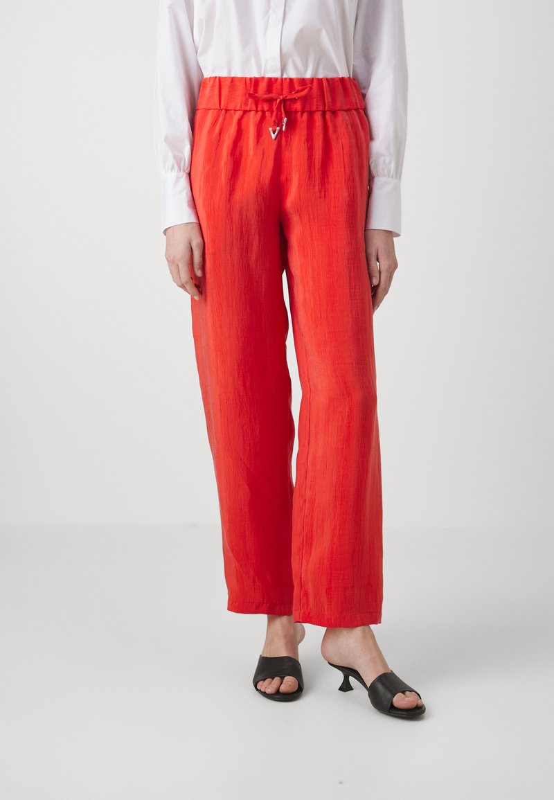 AERON - AURORA PANTS - Hlače - scarlet, Povečajte