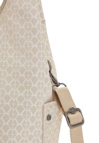 Sac beige à motif géométrique, en tissu résistant, avec une poche latérale et une bandoulière amovible fixée par un fermoir et un anneau métalliques.