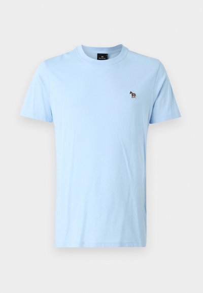 T-shirt de algodão azul claro com decote redondo, mangas curtas e um pequeno detalhe de zebra bordado no lado esquerdo do peito.